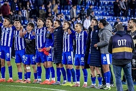 Los jugadores del Alavés celebran la victoria con la afición.