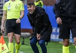Un expresivo a Coudet se dirige a sus jugadores durante el partido.