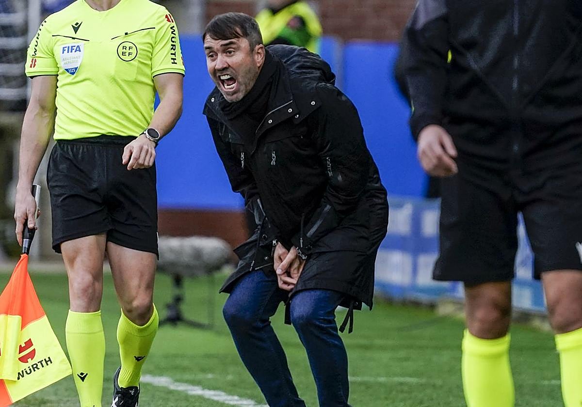 Un expresivo a Coudet se dirige a sus jugadores durante el partido.