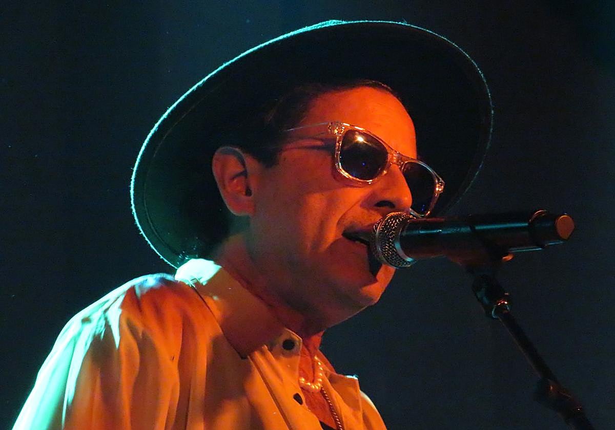 Coti llevó gafas de sol en la oscuridad de la Stage Live.