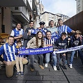 Aficionados del Alavés y la Real Sociedad confraternizan en las horas previas al inicio del derbi.