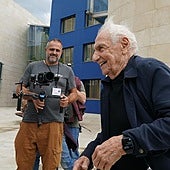 Gehry bromea con los fotógrafos en una visita a Bilbao.