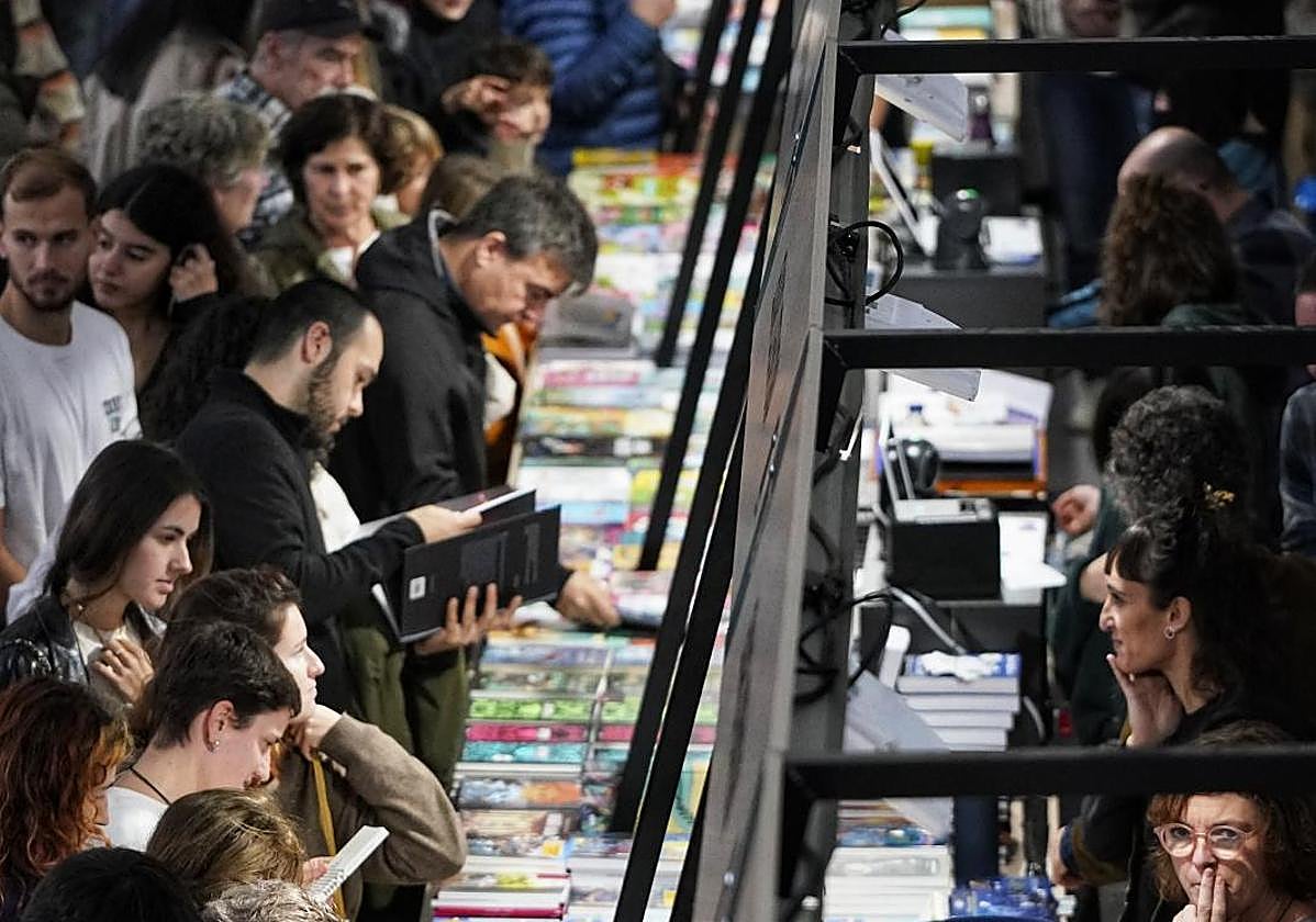 Miles de personas disfrutan de la oferta cultural que se concentra en el pabellón Landako.