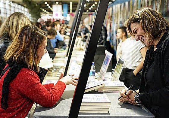 Karmele Jaio presenta su último trabajo, 'Harrizko bihotza'.