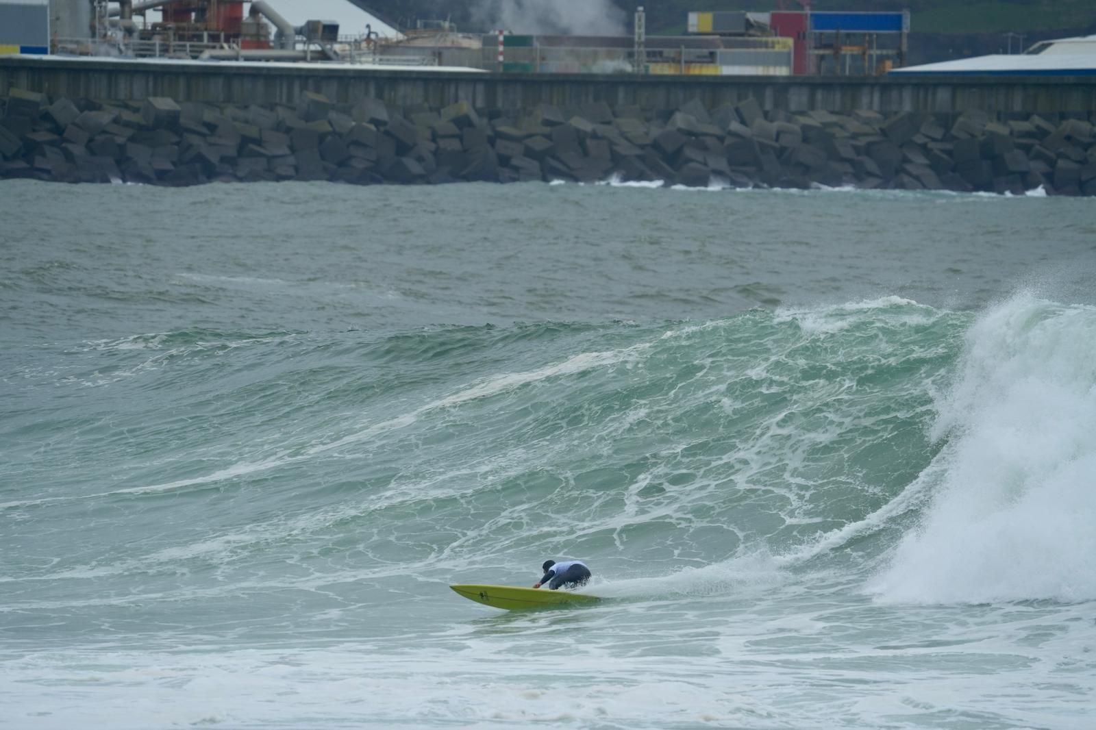 Getxo vibra con el campeonato de olas grandes