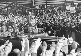 Hitler, rodeado de una multitud que le ovaciona en un acto público en los años 30.