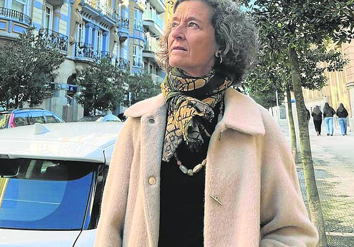 Mercedes Albaina frente al modernista Edificio Guridi, donde vivió el músico en los años 30.