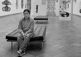 La artista rodeada de algunas de sus obras en una imagen de la exposición neoyorquina.