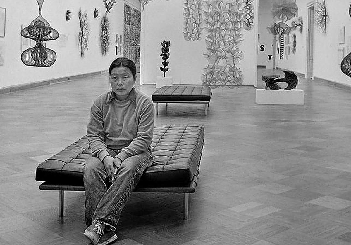 La artista rodeada de algunas de sus obras en una imagen de la exposición neoyorquina.