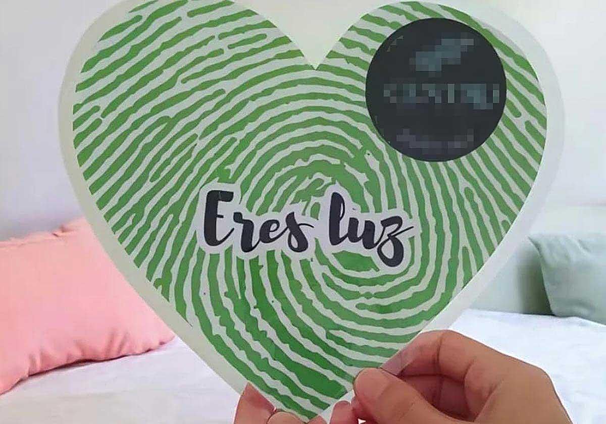 Este aparato son dos papeles plastificados que supuestamente tienen nanopartículas de oro monoatómico en su interior