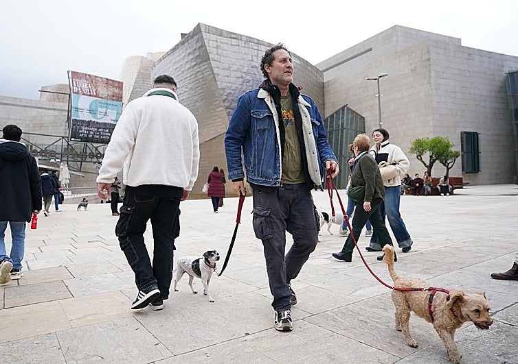 Cientos de visitantes visitan el Guggenheim tras la muerte de su gran artífice.