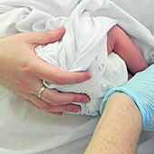 Realizan la prueba del talón a un recién nacido.