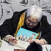 Toti Martínez de Lezea, en la firma de su libro 'Voces'/'Ahotsak' en la Azoka