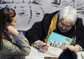 Toti Martínez de Lezea, en la firma de su libro 'Voces'/'Ahotsak' en la Azoka