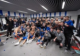 La plantilla del Alavés celebra en el vestuario el triunfo ante la Real Sociedad.