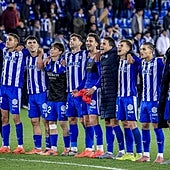 Los jugadores del Alavés celebran la victoria con la afición.