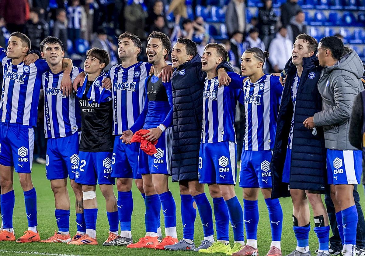 Los jugadores del Alavés celebran la victoria con la afición.