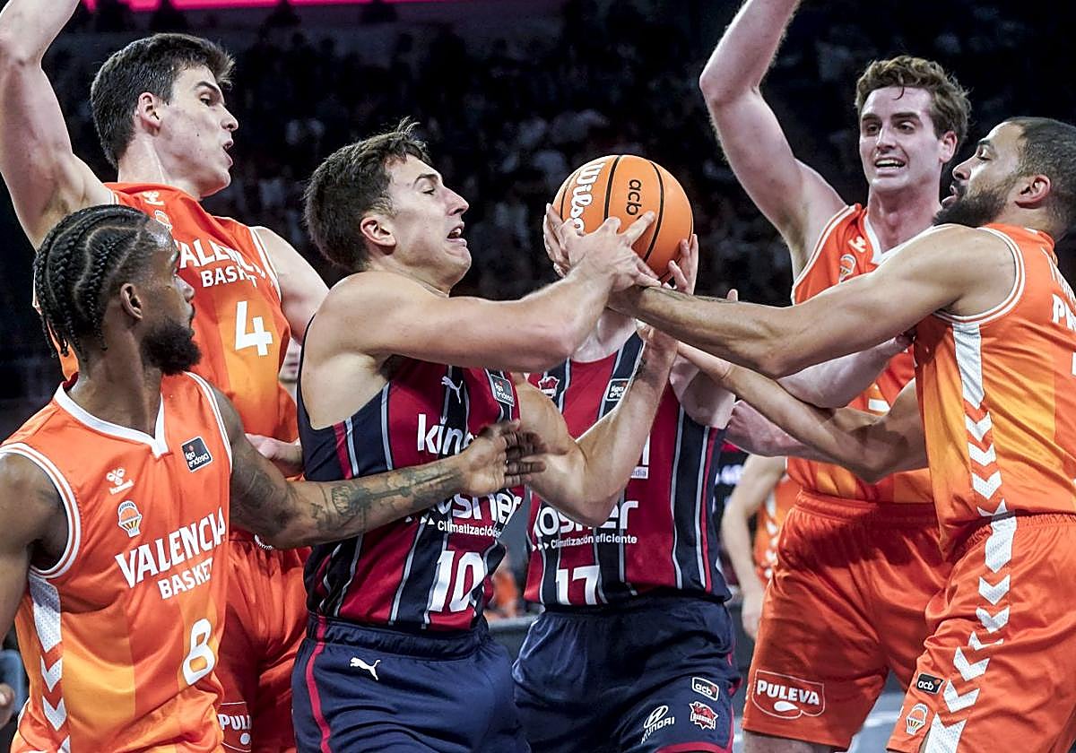 Spagnolo y Radzevicius pelean por un rebote con cuatro jugadores del Valencia, entre ellos el exazulgrana Thompson.