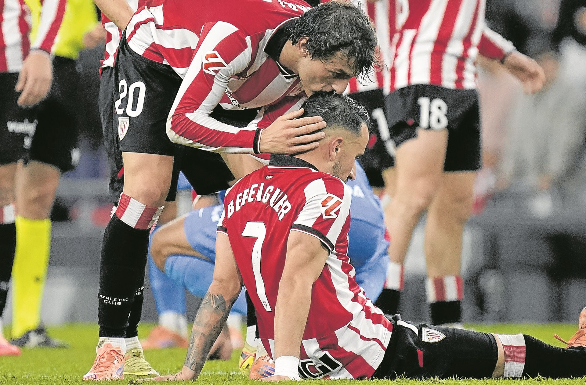 Unai Gómez besa en la cabeza al término del partido a Berenguer, autor del tanto que sirvió para batir al Atlético.