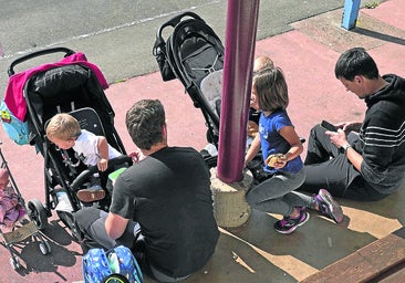 Cada vez más padres vascos se acogen a la reducción de jornada para conciliar la vida laboral y familiar