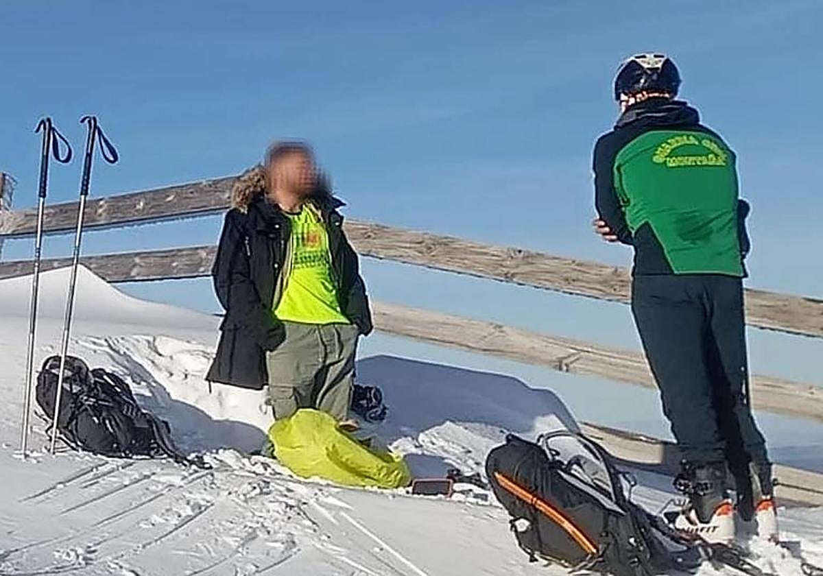 La actitud chulesca de un joven al ser rescatado tras pasar la noche en un agujero de nieve con las zapatillas congeladas