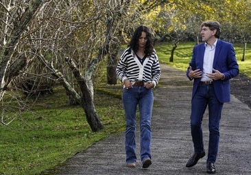 Maider García Goena, paseando junto a Eneko Andueza en Irún.