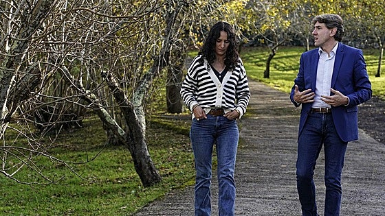 Maider García Martín, paseando junto a Eneko Andueza en Irún.