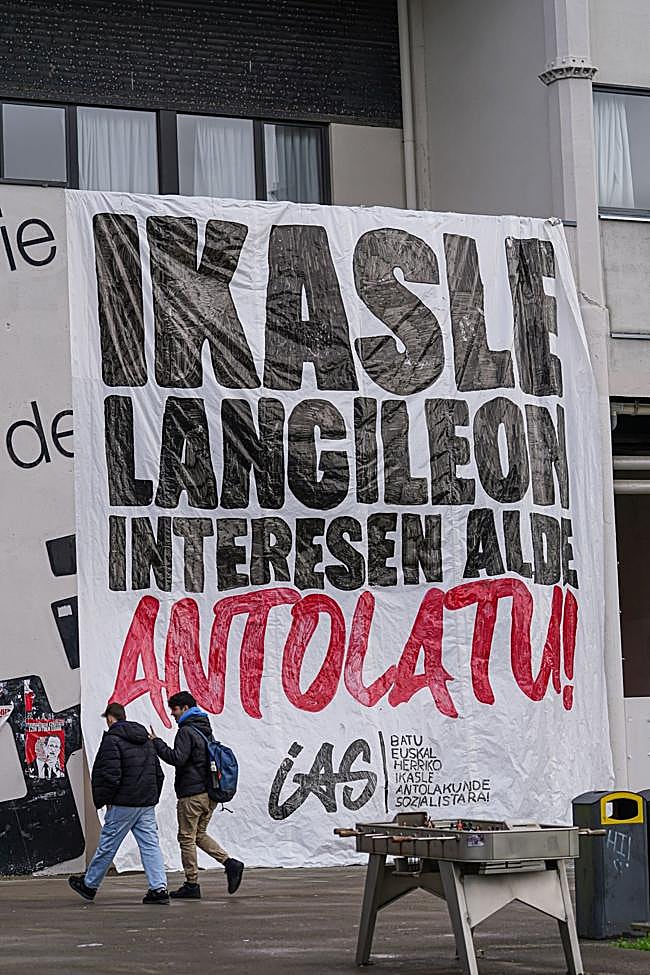 Cartel de IAS colocado en la entrada de la Facultad de Ciencias Sociales y de la Comunicación, a escasos metros de distancia del que encabeza este artículo.