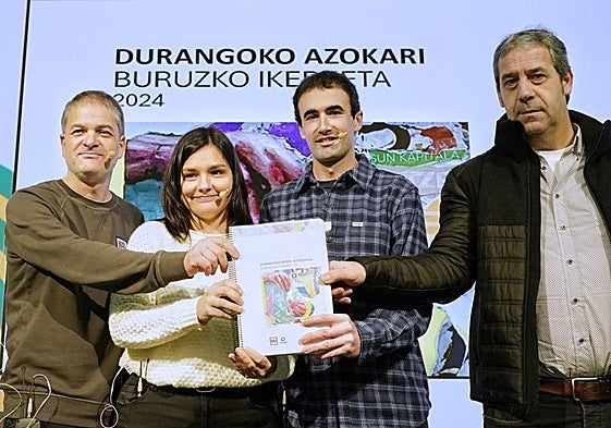 Beñat Gaztelurrutia, Lide Rekondo, Unai Oiartzun eta Gotzon Gomez, ikerketaren emaitzak emateko aurkezpenean.