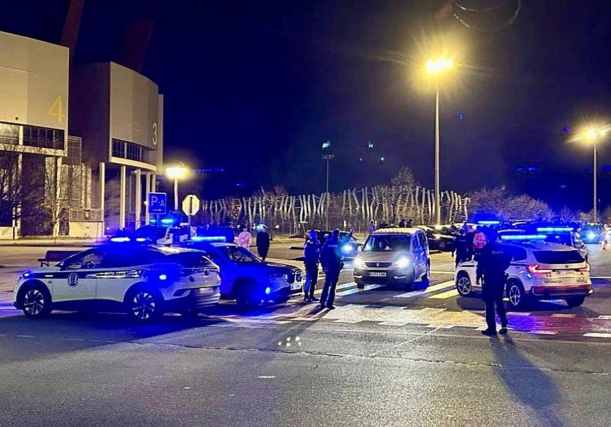 Despliegue policial alrededor del Buesa Arena de este sábado.