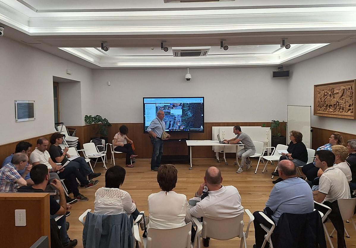 Imagen de una de las reuniones de los consejos vecinales del proyecto Auzotik.