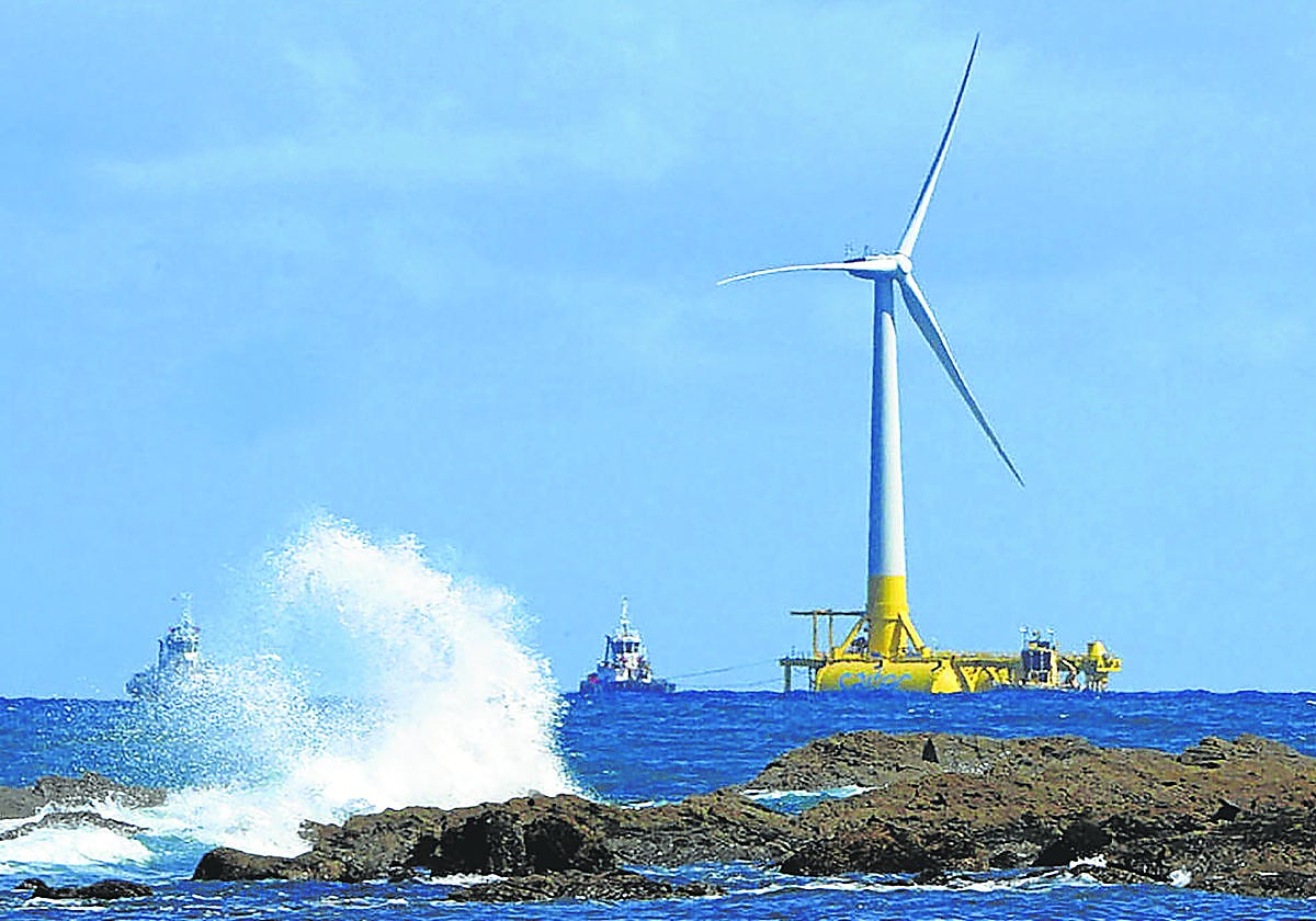 El molino eólico marino, conocido como Demosath, flota a cuatro kilómetros de la costa de Armintza.