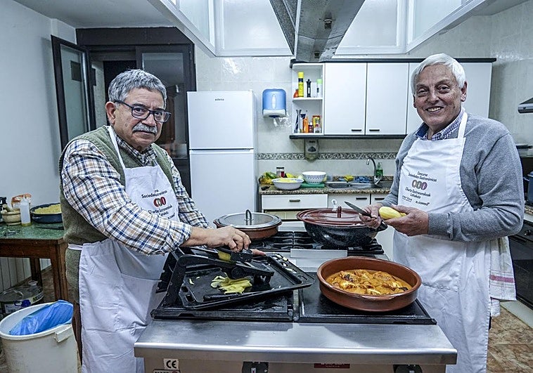 Jesús Basoco y Manu Puelles trabajando en los últimos preparativos de los dos platos. Sobre estas líneas, las alubias con patata y cardo, y el pollo con verduras.