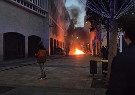 Arde un contenedor en la Plaza del Arca de Vitoria