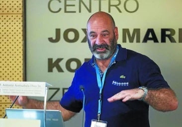 El geólogo Antonio Aretxabala, durante una conferencia en San Sebastián