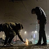 Encendido de un petardo en Nochevieja.