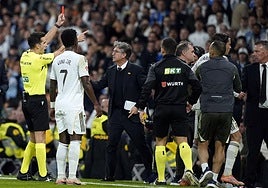 Quintero González muestra una de las tres tarjetas rojas que enseñó al Real Madrid.