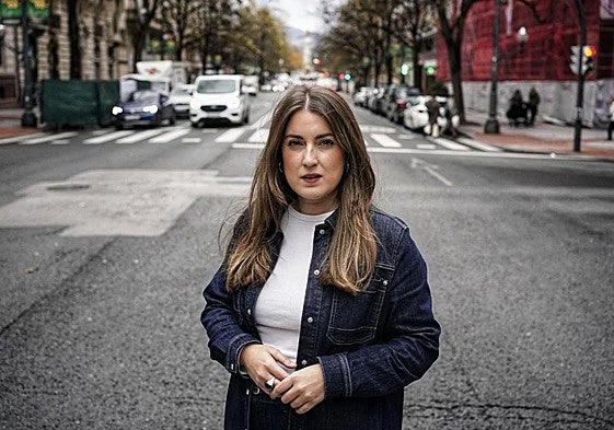Alba García, elegida hace un año como líder de Sumar Mugimendua, posa en la Gran Vía de Bilbao.