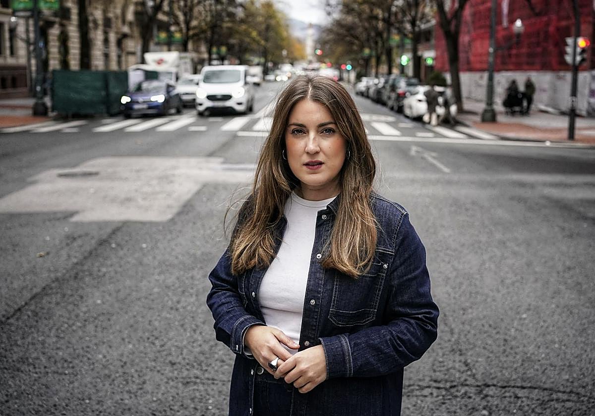 Alba García, elegida hace un año como líder de Sumar Mugimendua, posa en la Gran Vía de Bilbao.