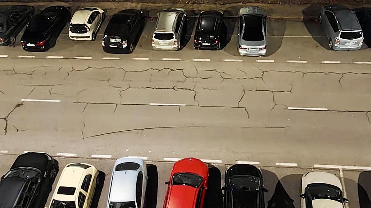 Imagen del asfalto agrietado en Lakua.