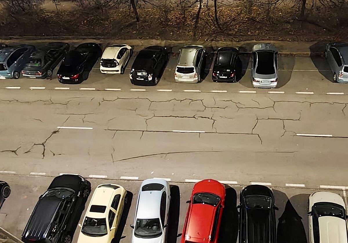 Imagen del asfalto agrietado en Lakua.