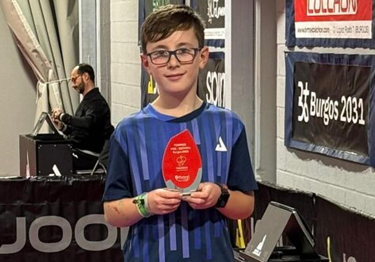 El joven deportista muestra orgulloso su premio.