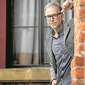 Harkaitz Cano posa antes de presentar su novela 'Silueta' ayer en la Azoka.