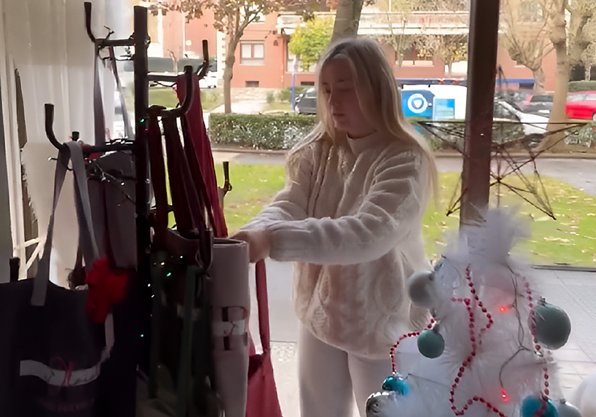 Los comerciantes han cuidado cada detalle para lucir sus escaparates navideños.