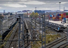 Zona de carga y descarga de mercancías en la Intermodal de Júndiz.