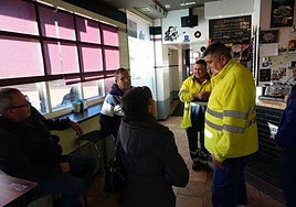 Varios clientes en el bar Bobby's comentan el suceso.