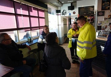 Varios clientes en el bar Bobby's comentan el suceso.