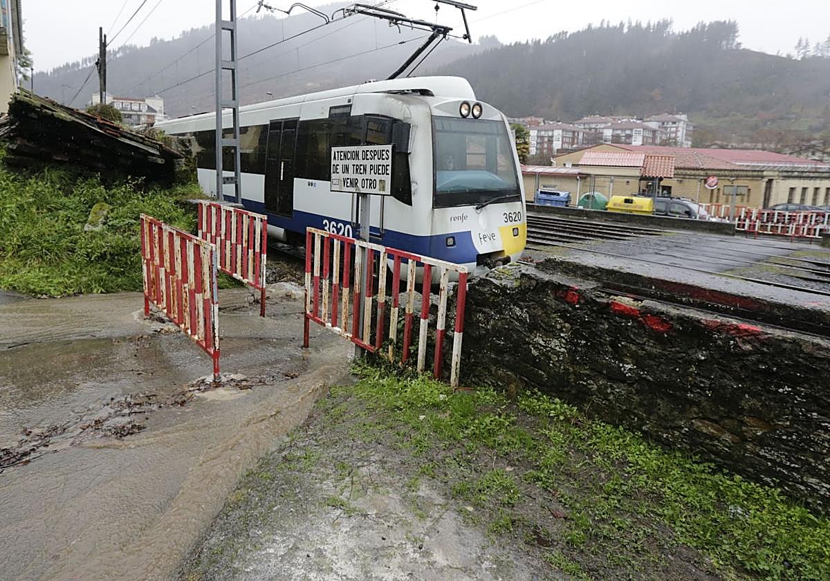 Un tren de la C-4 a su paso por Balmaseda.