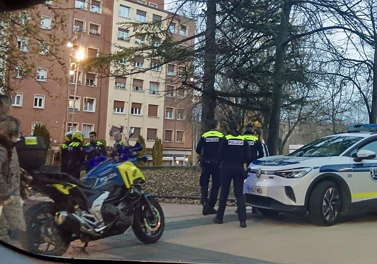 Policías locales desplegados la tarde de ayer en la plaza de Santo Domingo, en Vitoria.