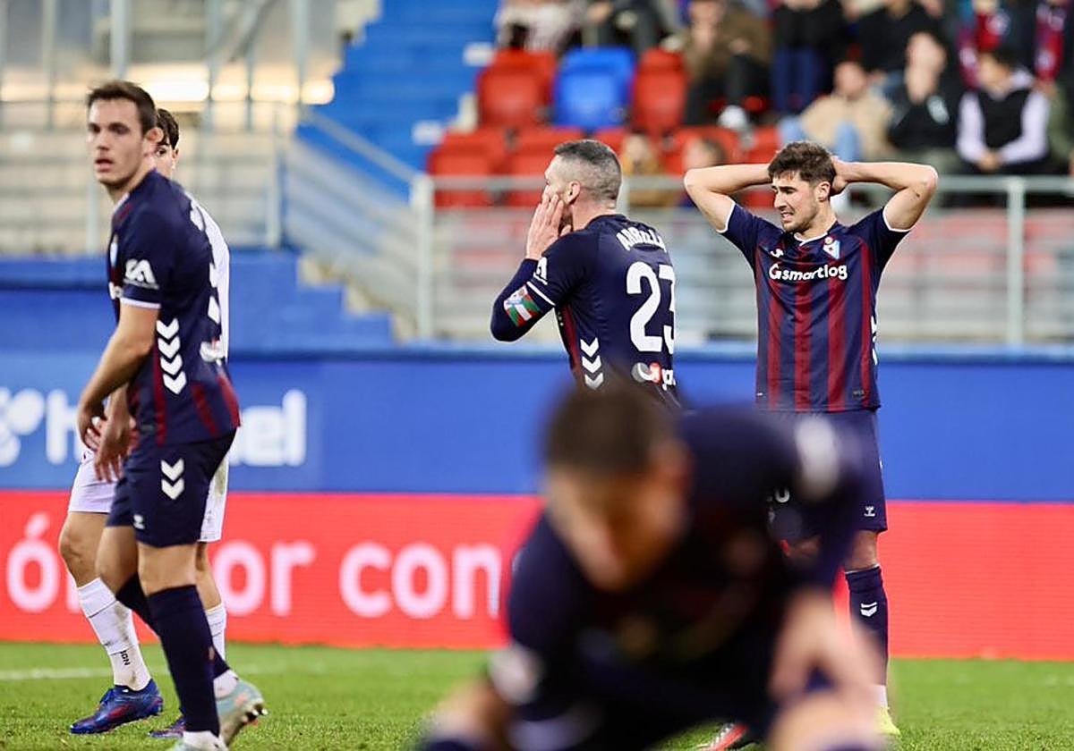 Los jugadores del Eibar fueron la viva imagen de la desesperación tras la derrota ante la Cultural.